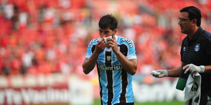 O camisa 16 gremista precisou levar três pontos no rosto | Foto: Fabiano do Amaral / CP