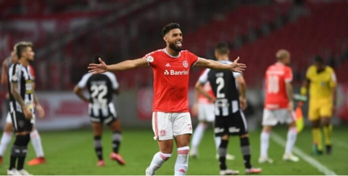 Yuri Alberto aproveitou uma bobeira do Botafogo, após cobrança errada de falta e marcou o gol da vitória - Crédito: Ricardo Duarte / Inter / Divulgação / CP
