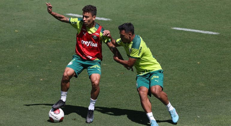 Marcos Rocha (à esquerda) e Gabriel Menino na última atividade do Verdão antes das quartas CESAR GRECO/SITE OFICIAL DO PALMEIRAS