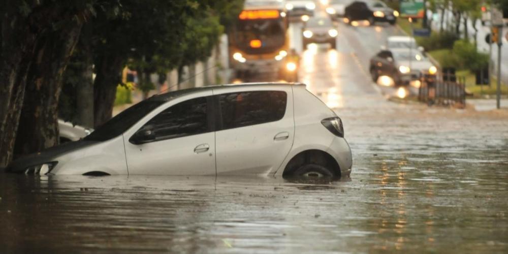 Chuva atingiu forte a cidade neste domingo | Foto: Mauro Schaefer