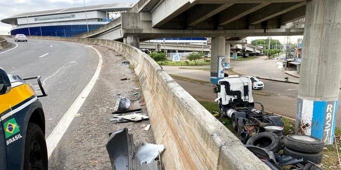 Veículo ficou tombado após queda de cerca de dez metros. Foto: Polícia Rodoviária Federal/Divulgação