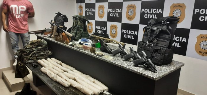 Polícia apreende nove explosivos, seis armas, incluindo fuzil, cinco coletes balísticos, fardas, entre outros materiais Polícia Civil / Divulgação