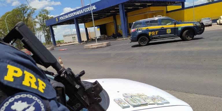 Dupla foi conduzida à área judiciária federal por crime financeiro. | Foto: PRF/ Divulgação / CP