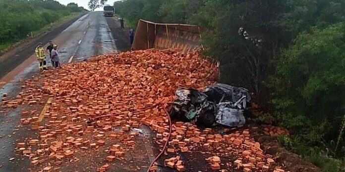 Carga de tijolos espalhou-se pela pista da rodovia. Foto: Corpo de Bombeiros/Divulgação