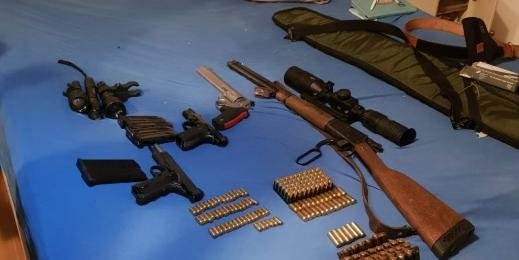 Homem preso no Jardim Itú é colecionador de armas | Foto: Brigada Militar / Divulgção / CP