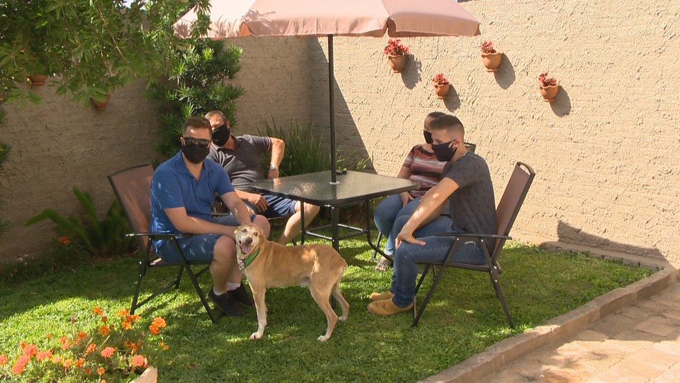 Família reecontrou cão de estimação após 3 anos — Foto: Reprodução / RBS TV