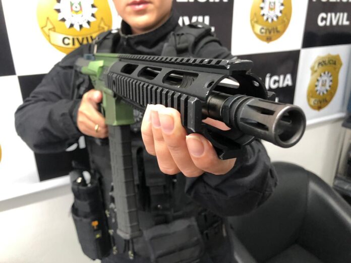 Fuzil foi encontrado pelos policiais no local | Foto: Polícia Civil/Divulgação
