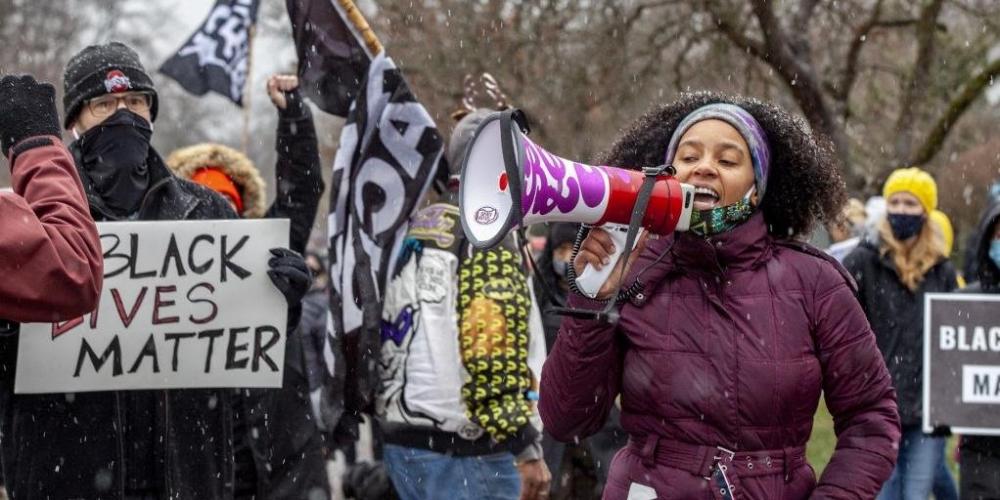 Moradores de Columbus, nos Estados Unidos, protestaram contra a violência policial que vitimou Andre Maurice Hill, de 47 anos | Foto: Stephen Zenner / AFP / CP