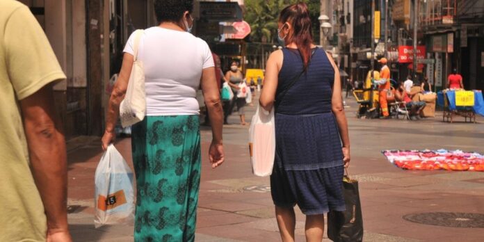 Lojas funcionaram com poucos clientes nas primeiras horas da manhã na Capital. Foto: Mauro Schaefer/Correio do Povo