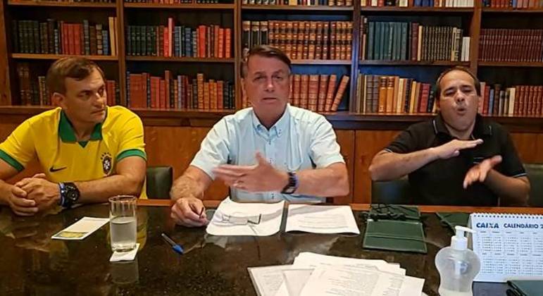 Bolsonaro em live pelo Facebook Foto: Reprodução / Facebook / R7