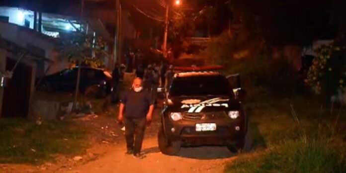 Ocorrência mobilizou também Brigada Militar e Instituto-Geral de Perícias. Foto: Record TV RS/Reprodução