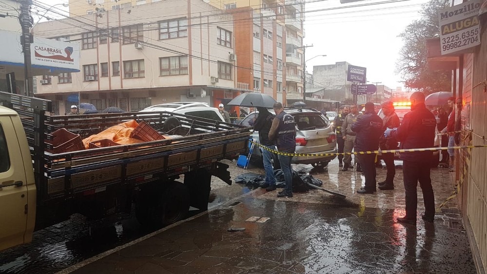 Acidente aconteceu por volta das 9h30 no Centro de Pelotas — Foto: Marceli Dutra/RBS TV