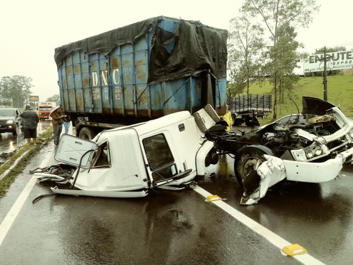 Cabine do caminhão envolvido no acidente ficou totalmente destruída Diogo Rapacki / Arquivo pessoal