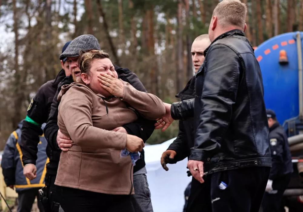 Mãe chora ao reconhecer o corpo do filho em Buzova, na região de Kiev. Segundo o chefe da administração local, ele teria sido mortos por soldados russos — Foto: Reuters/Zohra Bensemra