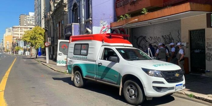 Vítima foi encontrada em frente de uma loja na avenida Independência- Crédito: Alina Souza / CP