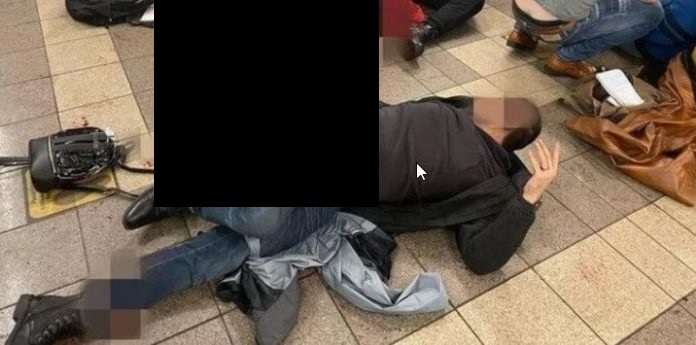Vítima cai no chão de uma estação de metrô próxima ao Brooklyn após tiroteio | Foto: Reprodução/Twitter