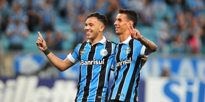 Pepê (E) pode ser negociado e a tendência é que Ferreira seja o substituto em uma eventual venda. Foto: Fabiano do Amaral/Correio do Povo