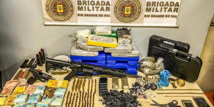 Houve a apreensão de 12 kg de cocaína, 12 kg de maconha, um quilo de crack, R$ 87,7 mil em dinheiro, 344 munições, um fuzil e uma pistola, entre outros. Foto: BM/Divulgação