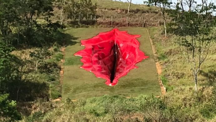 Foto tirada em 22 de dezembro de 2020 e divulgada pela artista Juliana Notaria mostrando sua obra 'Diva', uma vulva de 33 metros de comprimento, 16 metros de largura e 6 metros de profundidade escavada em uma encosta na cidade de Água Preta, a 130 km de R