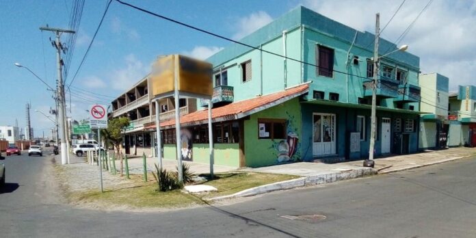 Ferido gravemente, homem caiu na esquina e foi socorrido, mas morreu durante o deslocamento. Foto: Renato Dias/Correio do Imbé