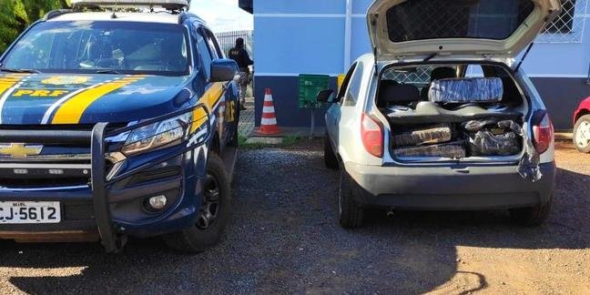Entorpecente estava no porta-malas e banco traseiro do carro. Foto: Polícia Rodoviária Federal/Divulgação