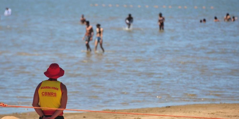 Sol forte e a temperatura de 34 graus resultou em um sábado de praias lotadas na zona Sul | Foto: Alina Souza/ CP