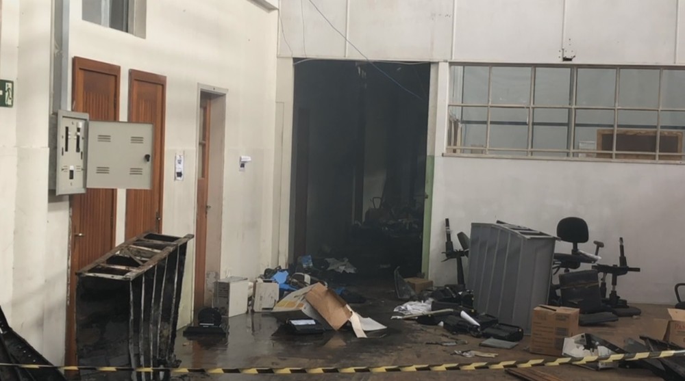 Incêndio atingiu três secretarias em Santana do Livramento — Foto: Reprodução / RBS TV
