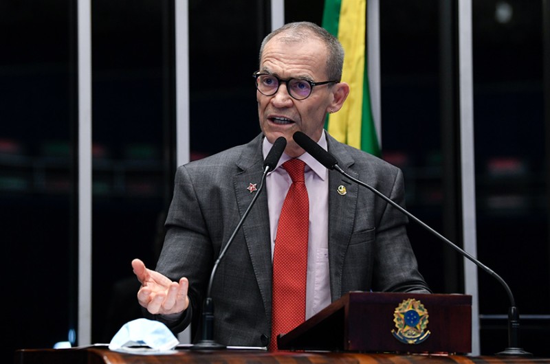 O senador Fabiano Contarato (PT) leu em plenário seu relatório sobre o Projeto - Roque de Sá/Agência Senado