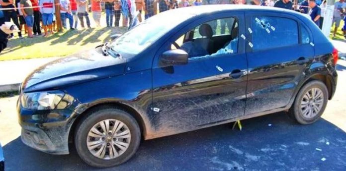 Carro crivado de tiros foi periciado pelo Instituto-Geral de Perícias | Foto: IGP / Divulgação / CP