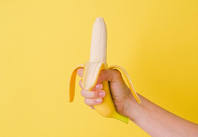 Mão segura banana em foto sem data — Foto: Anna Shvets/Pexels