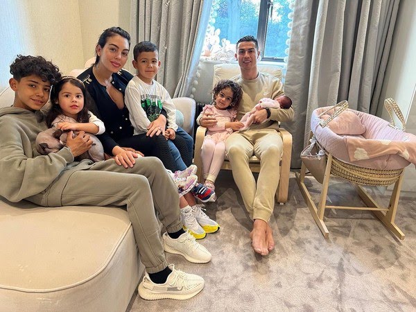 Cristiano Ronaldo comunica que esposa e filha passam bem e já estão em casa — Foto: Reprodução/Instagram