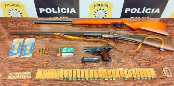 Duas espingardas, uma pistola e mais de 50 munições foram apreendidas | Foto: PC / Divulgação / CP
