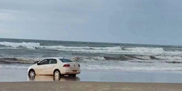 Carro foi guinchado até a faixa de areia para a perícia do IGP | Foto: BM / Especial / CP