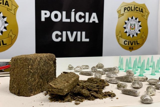 Maconha e cocaína foram apreendidas pelos policiais durante a operação realizada neste sábado Foto: Polícia Civil / Divulgação