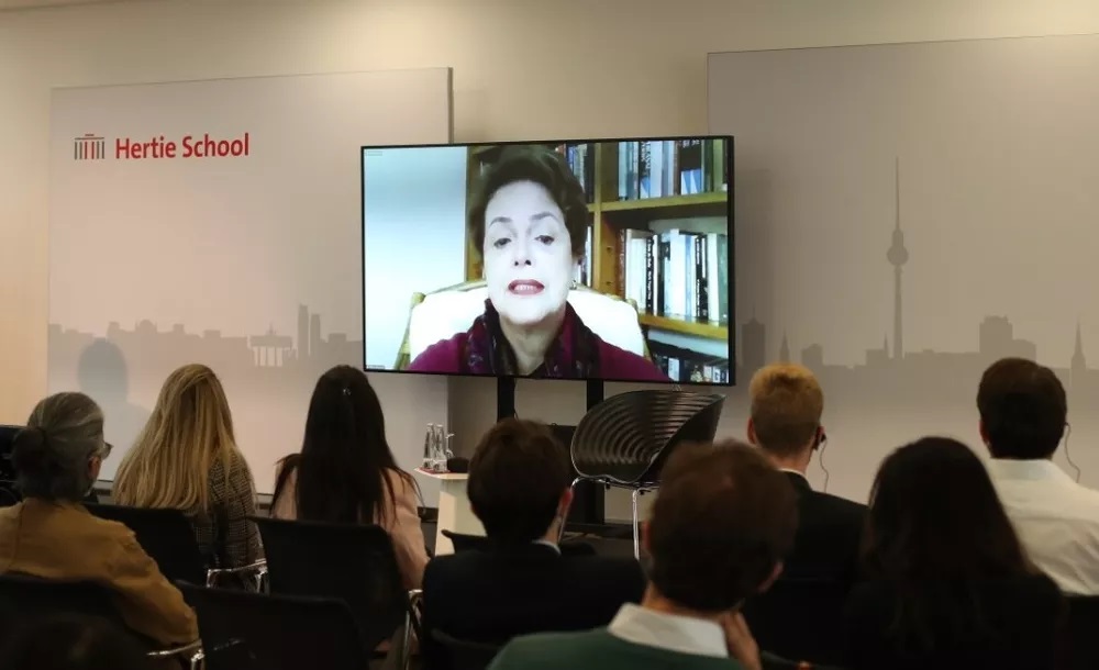 A ex-presidente Dilma Rousseff durante palestra por videoconferência a estudantes de universidade alemã — Foto: Sanyam Bajaj / Divulgação