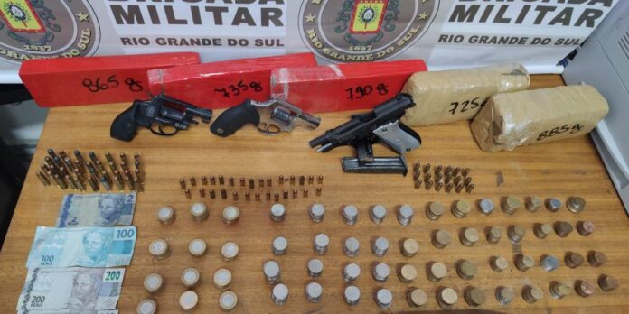 Cerca de 4,5 quilos de maconha, uma carabina, uma pistola e dois revólveres, além de munições e dinheiro foram apreendidos. Foto: Brigada Militar/ Divulgação