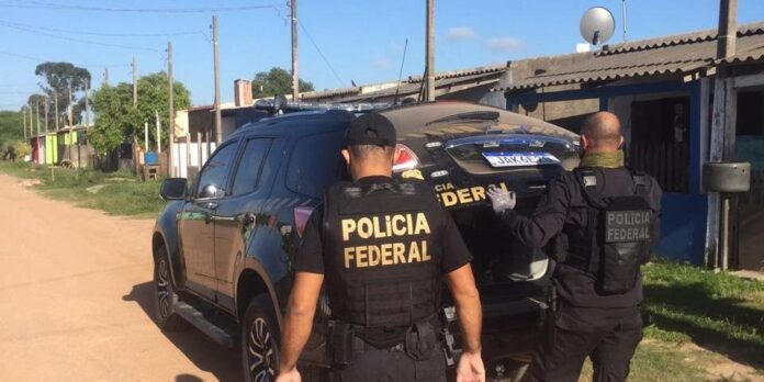 Três mandados judiciais foram cumpridos e resultaram em prisão e apreensão de pistola e munição. Foto: Polícia Federal/Divulgação