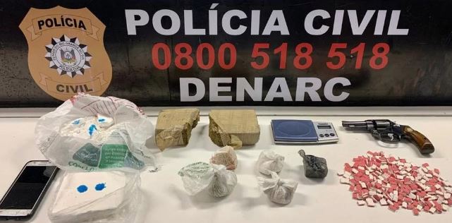 Local armazenava 580 comprimidos de ecstasy, um quilo de cocaína, 140 gramas de crack e meio quilo de maconha | Foto: PC / Divulgação