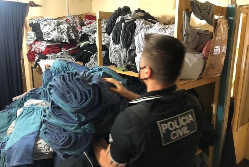 Polícia Civil ainda contabiliza os produtos falsificados, mas informa que são milhares de roupas e calçados Polícia Civil / Divulgação