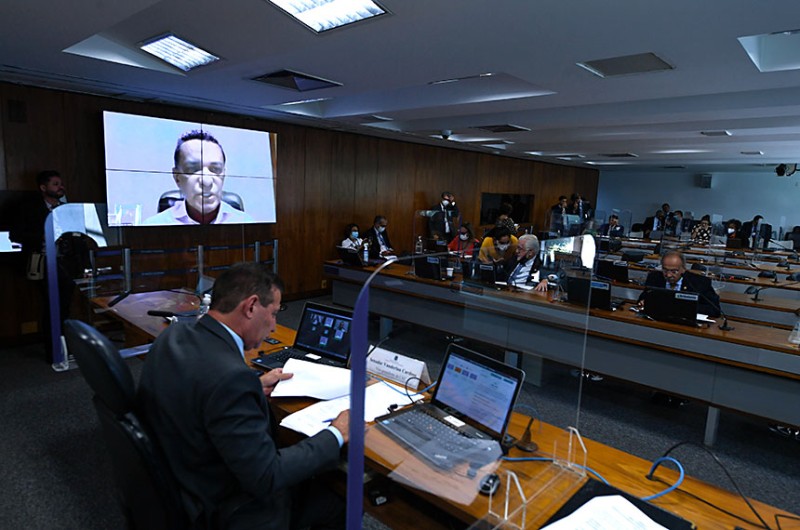 O relator da proposta sobre previdência, Mecias de Jesus (no telão), em reunião da comissão, em abril - Edilson Rodrigues/Agência Senado