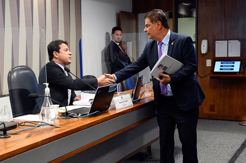 Para o senador requerente da audiência, Nelsinho Trad (em pé), casos enganam o consumidor e precisam ser esclarecidos - Roque de Sá/Agência Senado