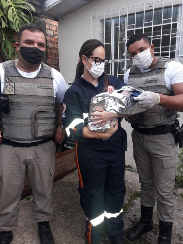 Policiais Militares de Canoas auxiliam em parto de moradora do bairro Niterói - Foto: comunicação social do 15º bpm