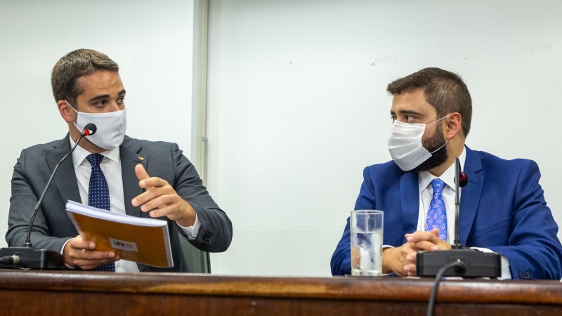 Leite entregou para o deputado Souza a agenda legislativa do Executivo para o início de 2021 | Foto: Gustavo Mansur/Palácio Piratini