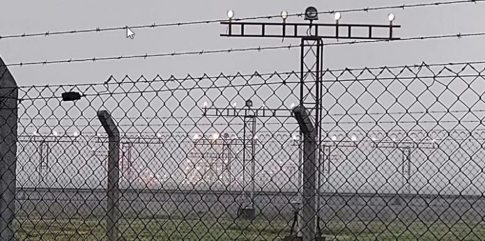 Pista do Aeroporto Salgado Filho chegou a ser fechada no início da manhã para pousos e decolagens | Foto: Ricardo Giusti/CP