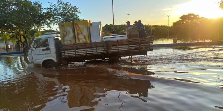 Além de casas, cheia atinge quiosques e bares no cais do porto de São Borja | Foto: Moacir Tiecher / Divulgação / CP