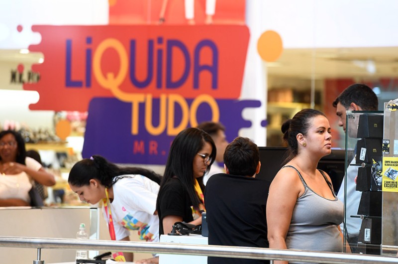 Projeto altera penas para práticas como venda de produto em condição imprópria e indução do consumidor a erro - José Paulo Lacerda/CNI