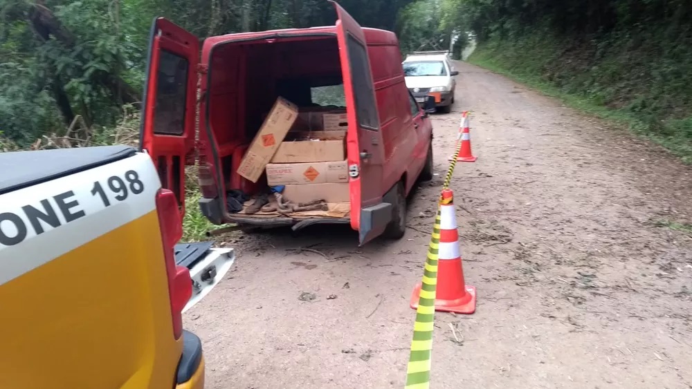 Furgão com 200 kg de explosivos foi abordado em Carlos Barbosa — Foto: CRBM/Divulgação