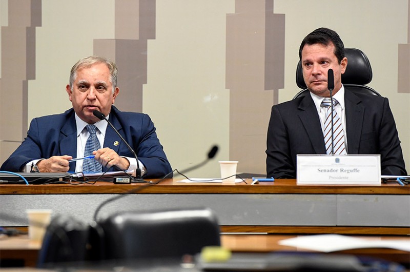 Os senadores Izalci Lucas e Reguffe durante a audiência pública promovida pela CTFC - Jefferson Rudy/Agência Senado