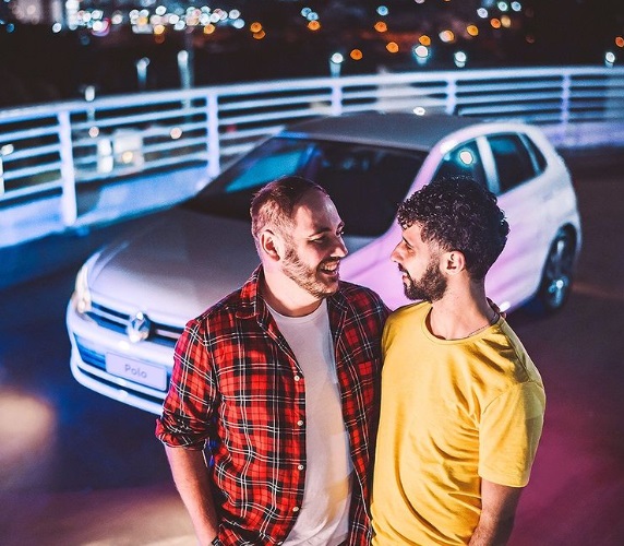 Casal gay protagoniza a nova peça publicitária do Novo Polo