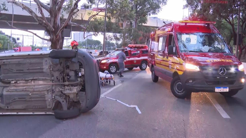 Acidente interdita pista expressa da Marginal Tietê, na Zona Oeste de SP — Foto: Reprodução/TV Globo